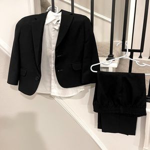 Boys suit size 2T. Wedding / special ovcasaion / geadiation / party or funeral.